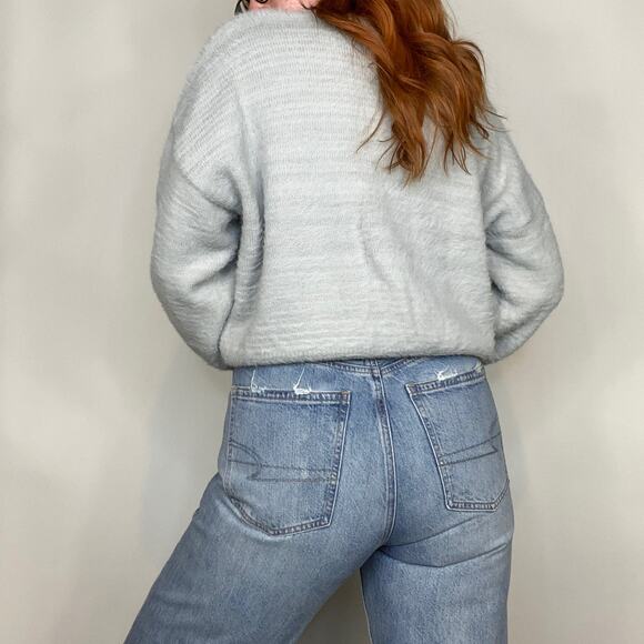 JCL Size Large Light Gray V-Neck Eyelash Fuzzy Cozy Semi Cropped Sweater - Picture 4 of 11